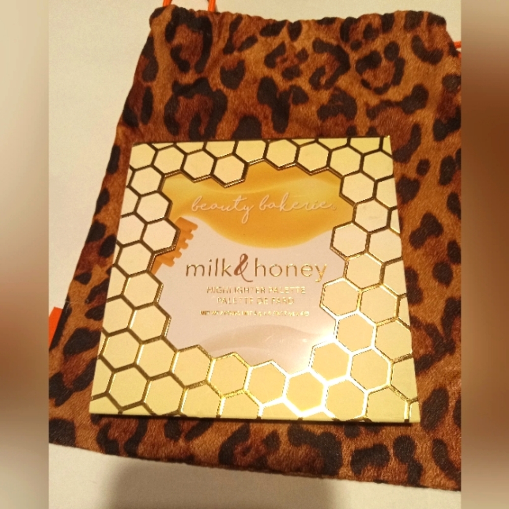 Highlighting palette, and eyeshadow palette bundle